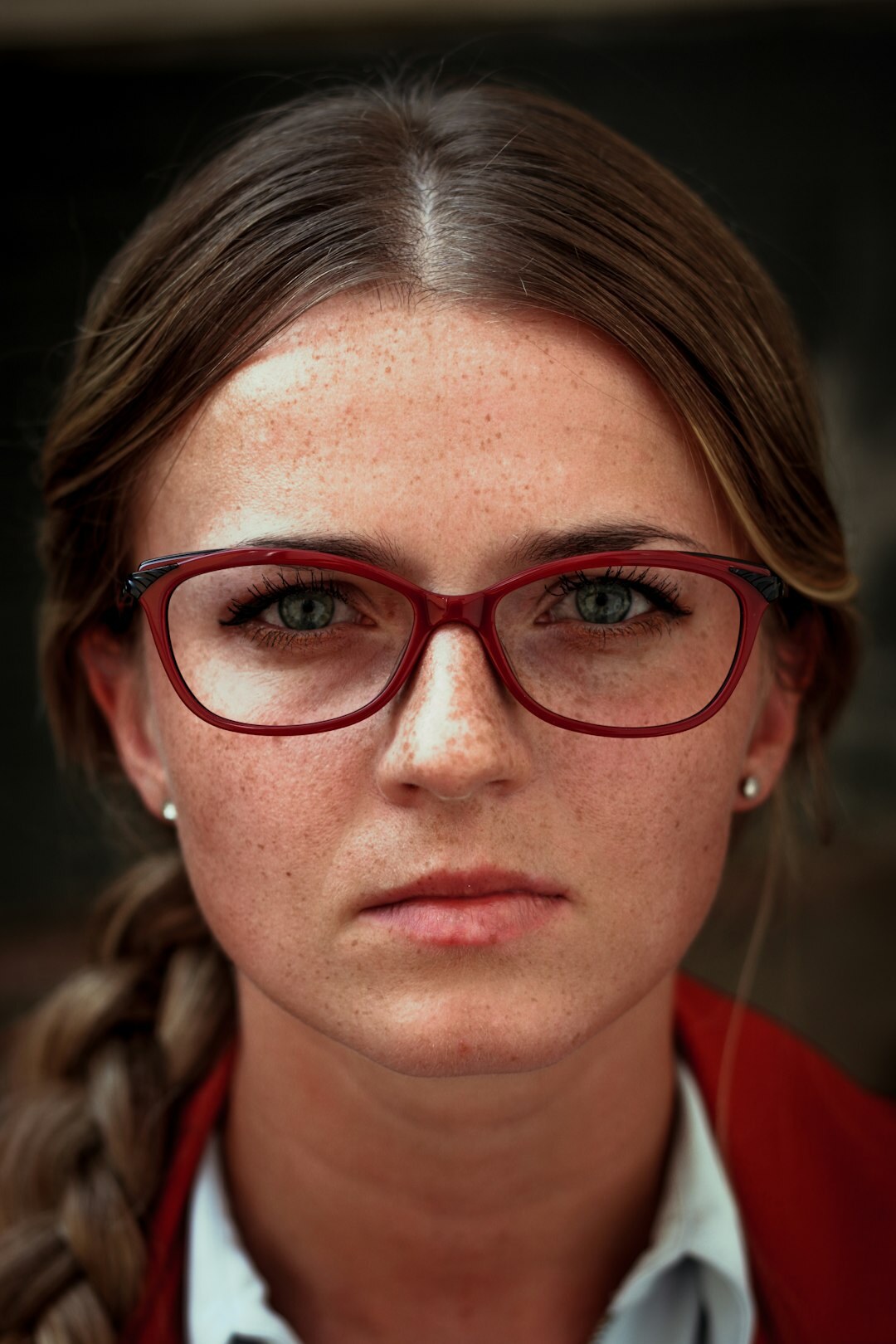 Portret urednice u naočalama