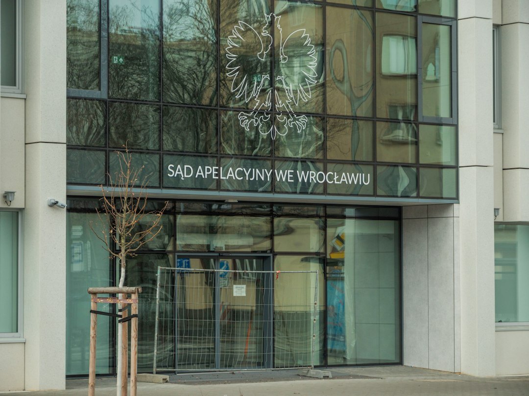 Stol s knjigama, bilježnicom i šalicom kave u polumraku