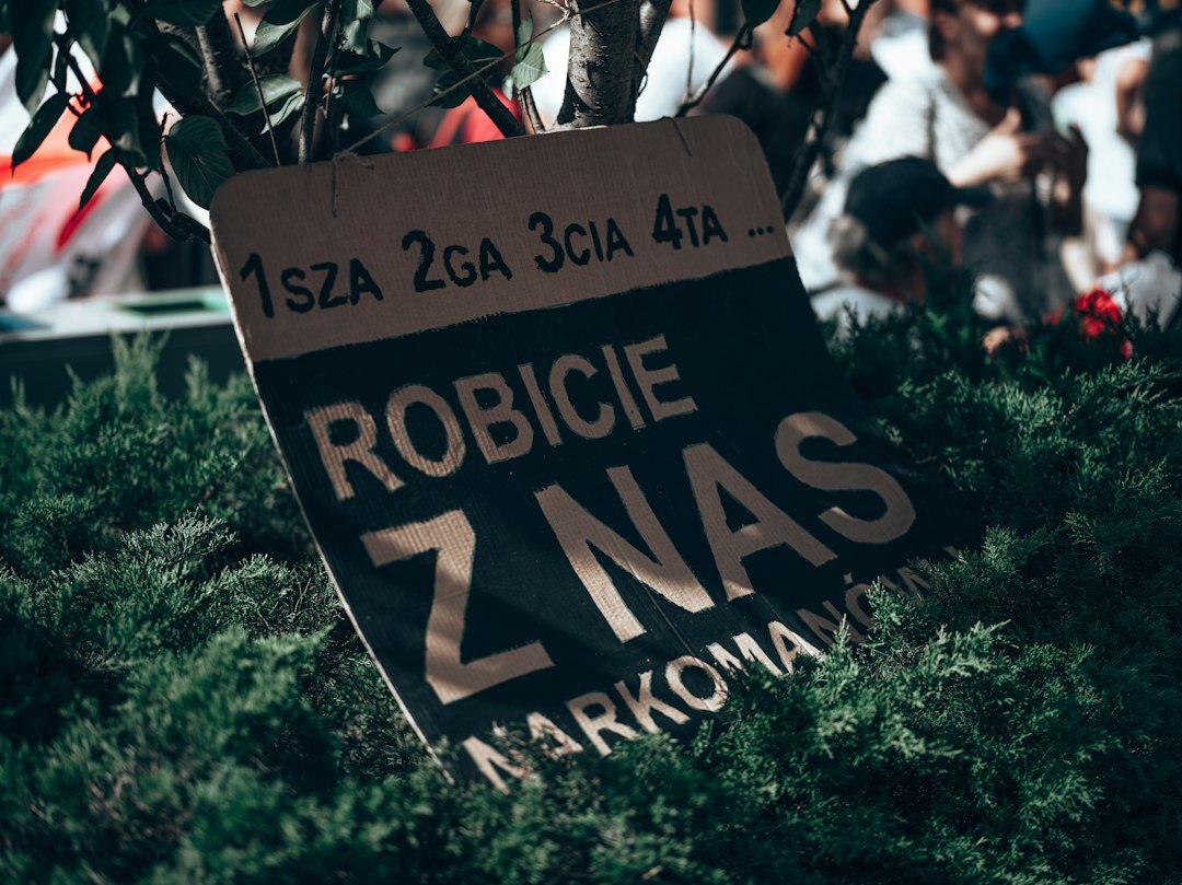 Pisac za radnim stolom s pisaćom mašinom u polumraku
