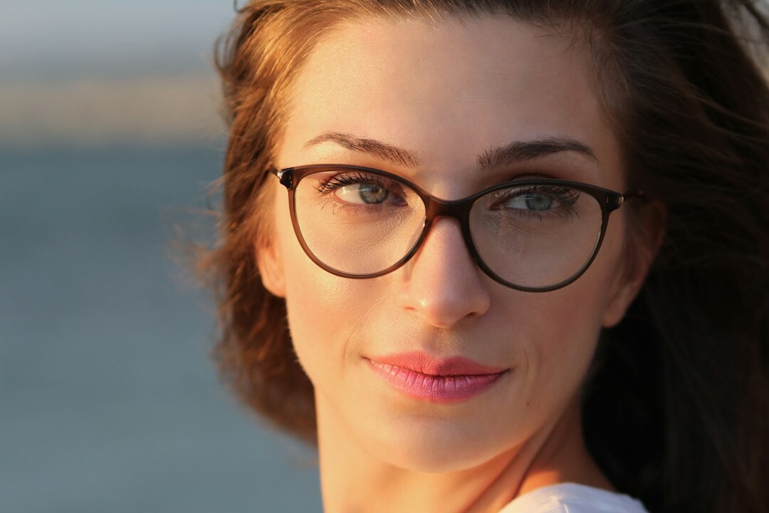 Portret prevoditeljice s naočalama