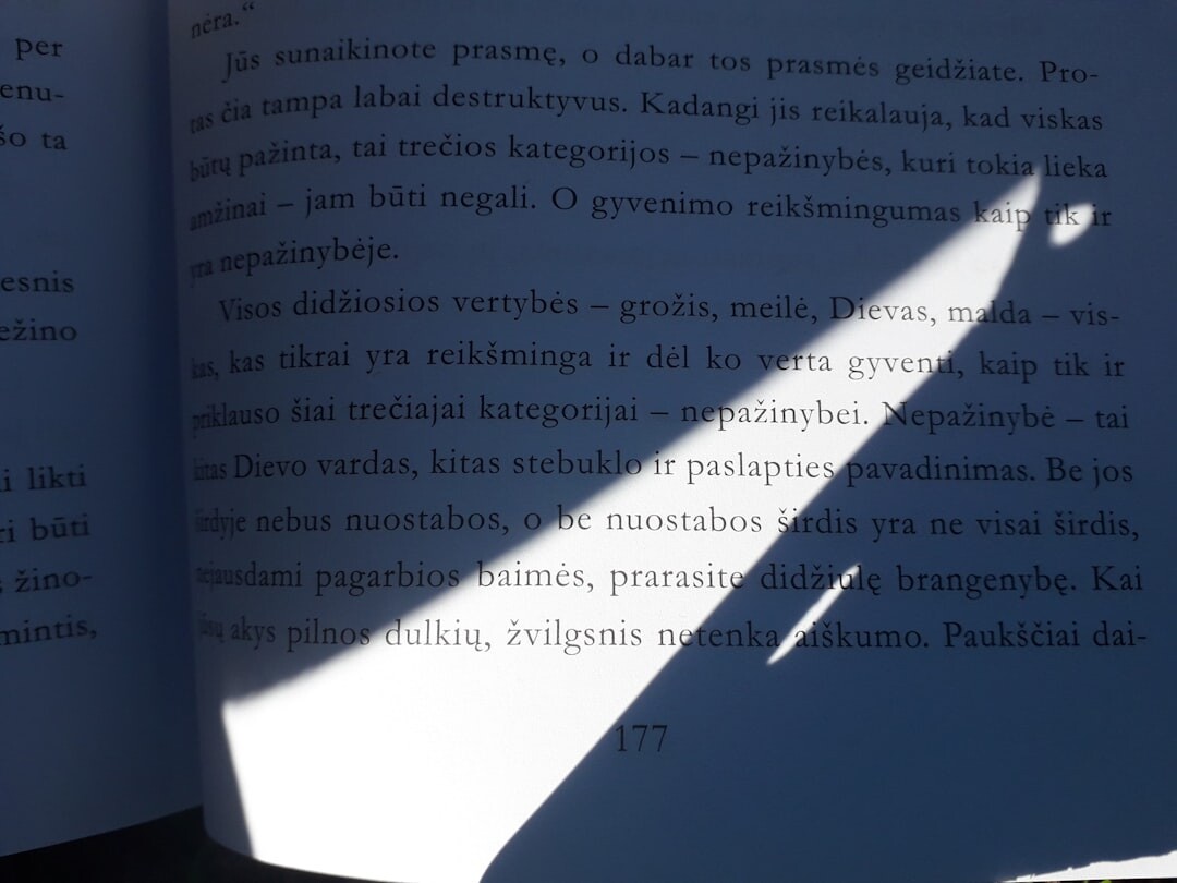 Unutrašnjost stare knjižnice s policama punim knjiga